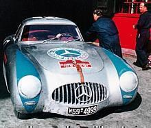 Mercedes-Benz kehrt 1952 in den Rennsport zurück. Mit dem 300 SL Sportprototyp erzielt die Marke 1952 zahlreiche großartige Erfolge, darunter Siege bei den 24 Stunden von Le Mans und der Carrera Panamericana in Mexiko.